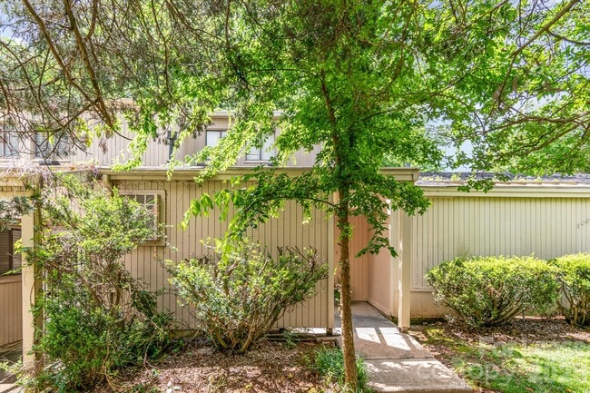 Photo - 8005 Horse Chestnut Ln