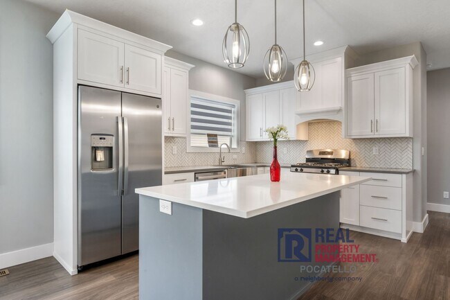 Photo - MOVE IN SPECIAL - Beautiful Brand New 6 be...