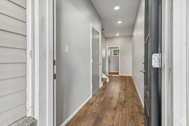 Building Photo - 710 W Walnut St Rental