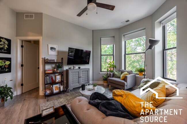 Building Photo - 3611 N Greenview Ave Rental