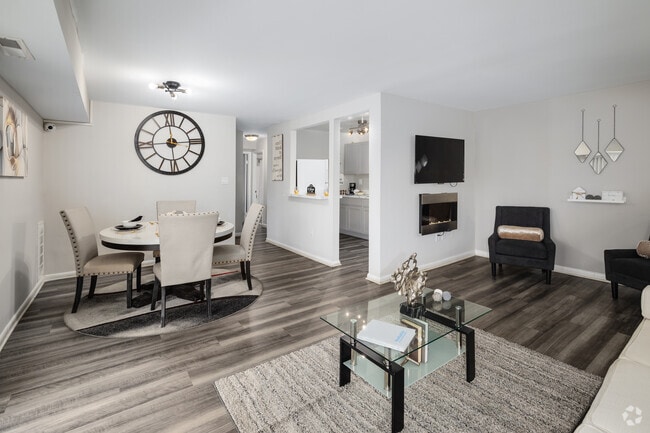 2BR, 2BA - 1,004SF - Living - Admiral Place