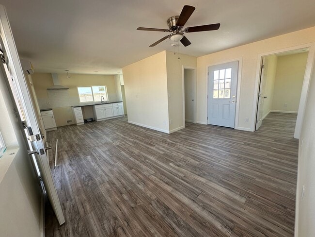 Cute newly remodeled 2 bed/1 bath home! - Cute newly remodeled 2 bed/1 bath home!