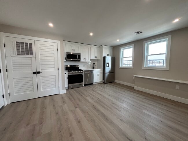 Building Photo - 130 Elm St