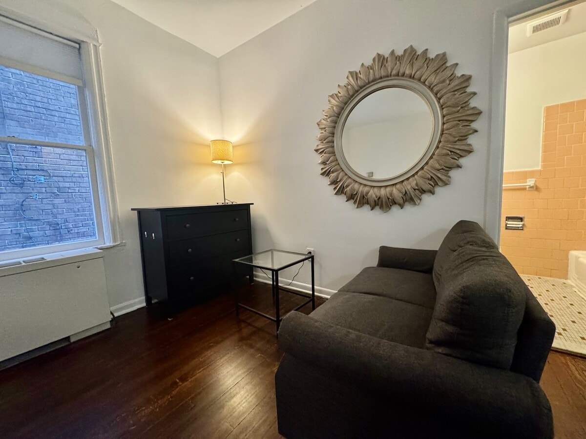 Apartamento 14 sofá - 320 Constitution Ave NE