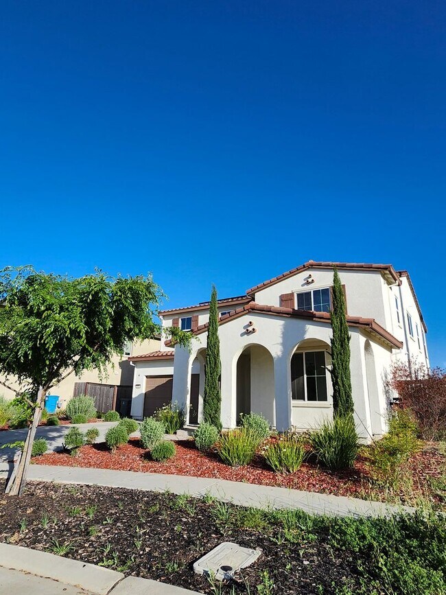 Photo - Beautiful Plumas Lake home on a large lot with SOLAR