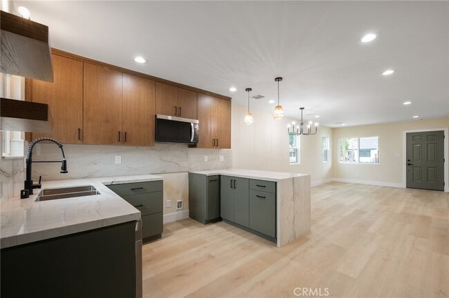 Photo - 745 W 106th St