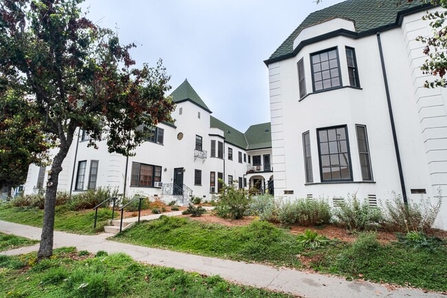 Photo - This spacious studio apartment located in the popular Los Feliz neighborhood of Los Angeles is no... Unit 4636