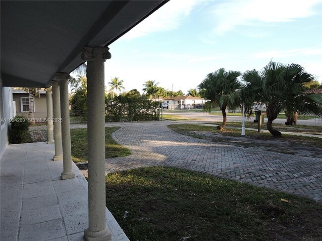 Photo - 551 E 39th St