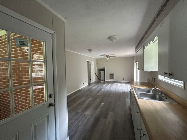 Photo - 310 W 6th St
