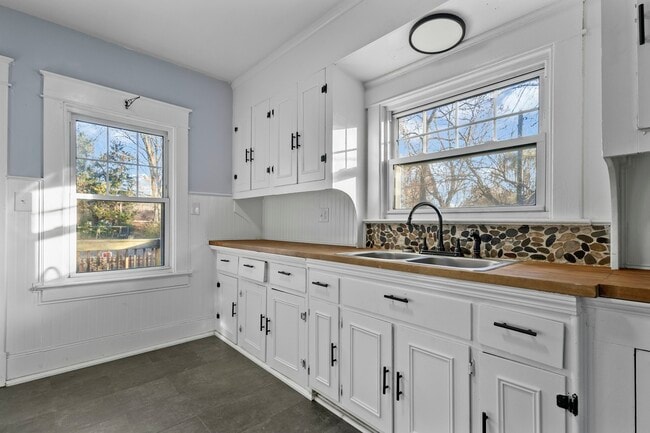 Photo - 906 Harrow Rd