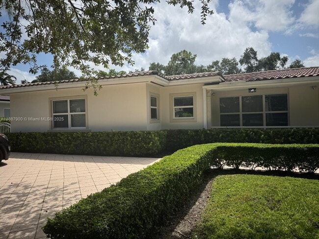 Building Photo - 4800 University Dr Unit 0