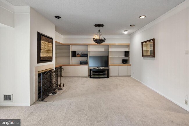 Photo - 6072 Main St