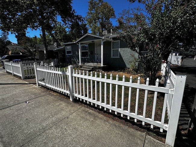 Photo - 1836 Continental St