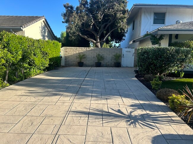 Driveway - 19548 Los Alimos St Unit 19546