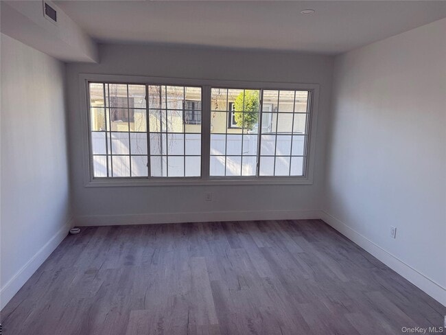 Photo - 862 Station Pl