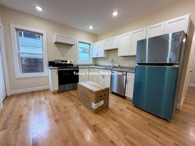 Building Photo - 5 Lowell Cir Unit 1