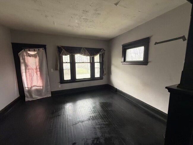 Building Photo - 9805 Lamontier Ave Unit Upstairs