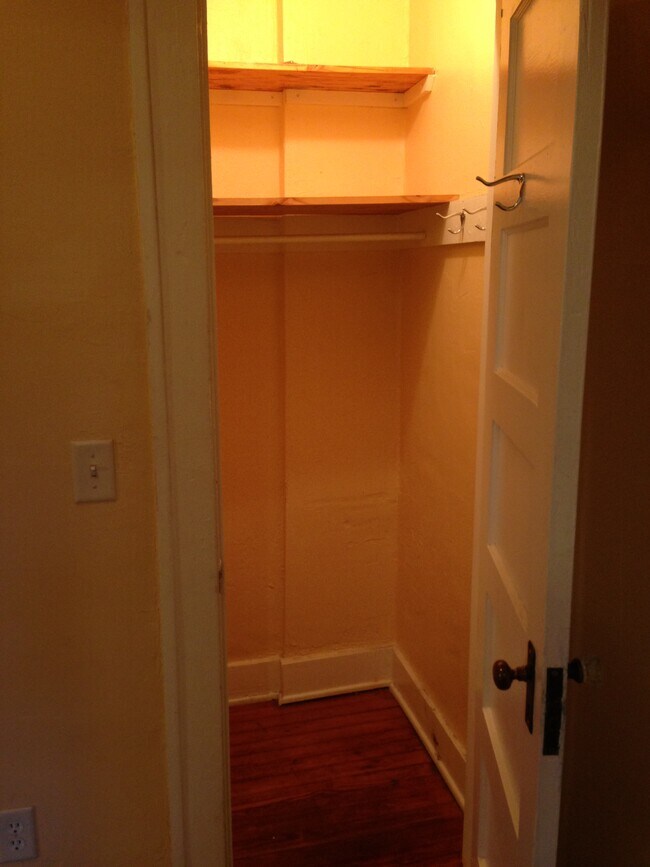 Hall Closet - 1125 SW 2nd Ave Unidad A