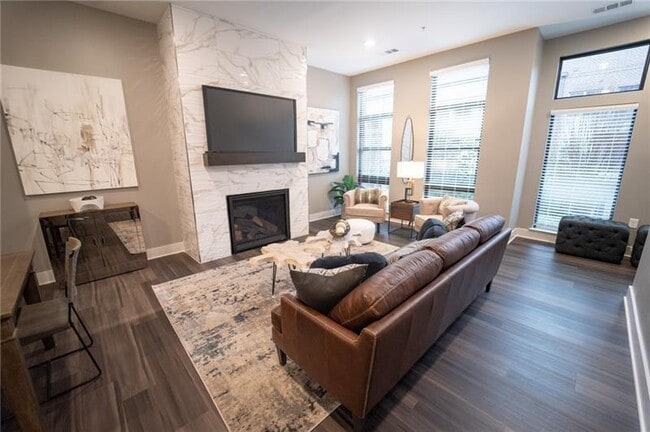 Photo - 1052 Fraser St