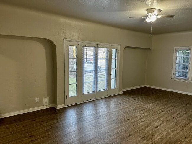 404 E Chevy Chase Dr