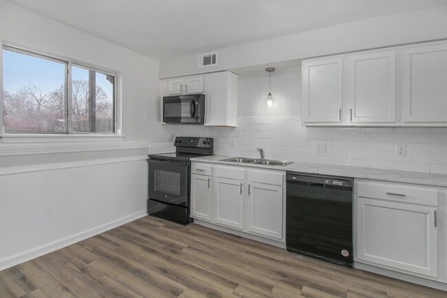 Building Photo - 4240 Norman Dr SE Unit 2