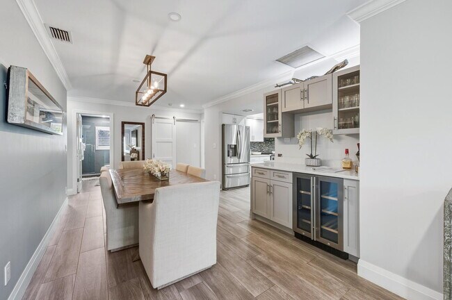 Naples Park PET FRIENDLY POOL HOME - 3BDRM. 2 BATHS