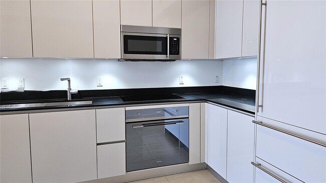 Building Photo - 1010 Brickell Ave Unit 3410