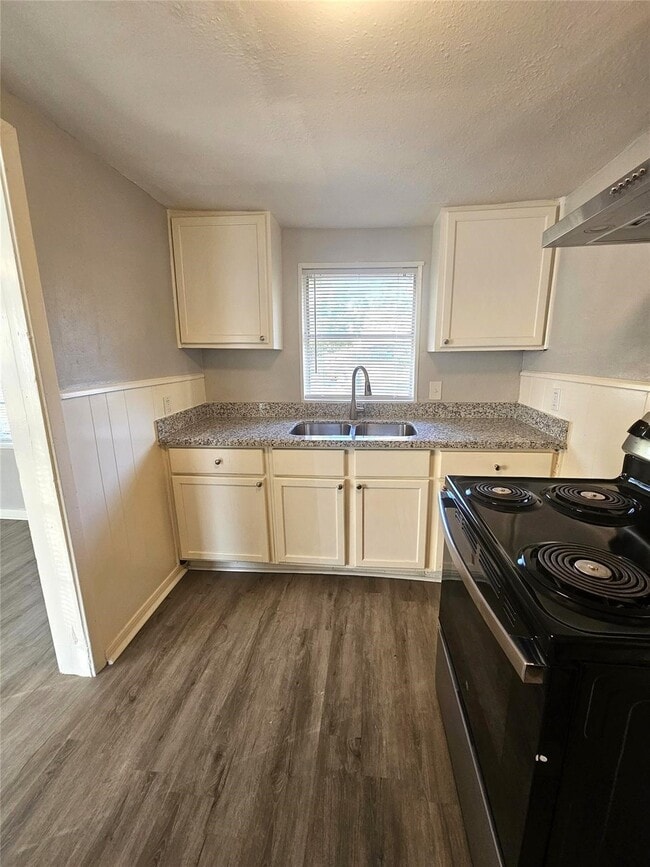 Photo - 2919 Letulle Ave