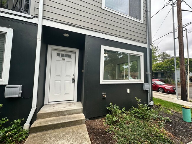 Photo - 4 BEDROOM, 3 STORY TOWNHOUSE, close to campus