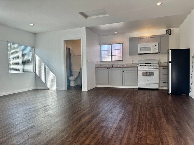 Photo - Move-In Special - Charming studio in San M...