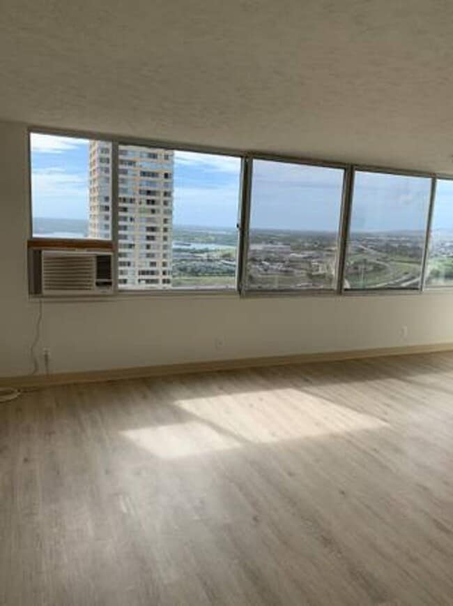 Building Photo - Great Location and Great Amenities! Rental