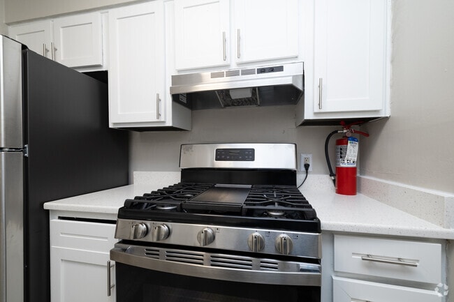 2BR, 1BA - 880SF - Kitchen