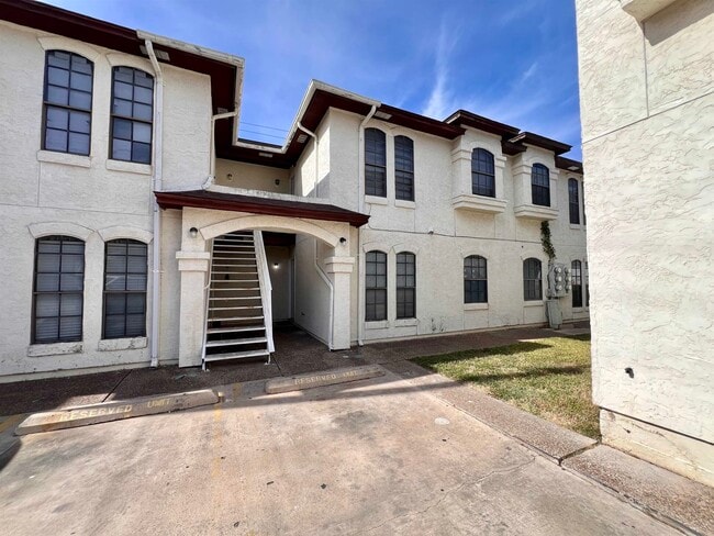 Building Photo - 104 Belaire Dr Unit 102