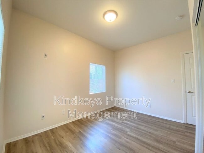 4674 Iowa St