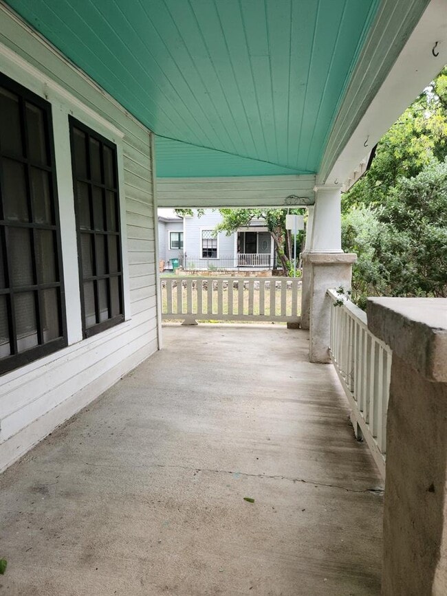 Photo - 910 E 13th St