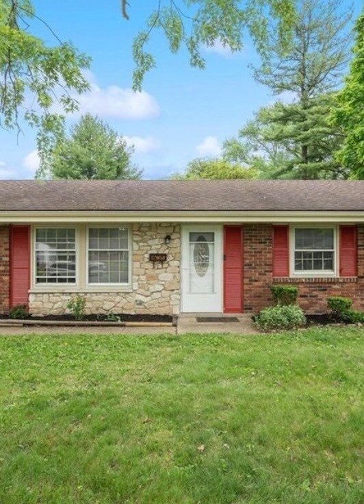 Building Photo - 215 Pinegrove Dr