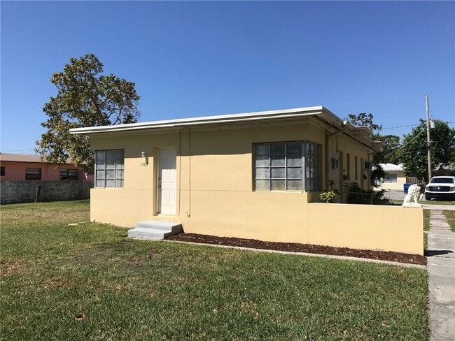 Building Photo - 1709 Moffett St Unit A