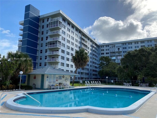 Building Photo - 4200 Hillcrest Dr Unit 303 Rental