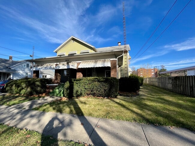 Photo - 911 N Center St