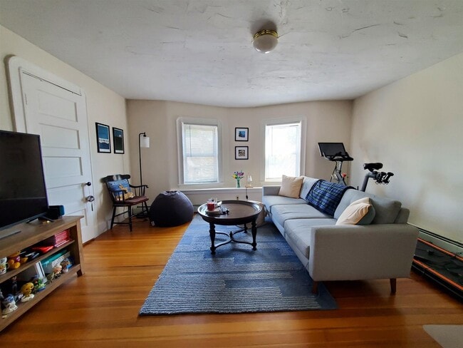 Building Photo - 52 Simpson Ave Unit 2