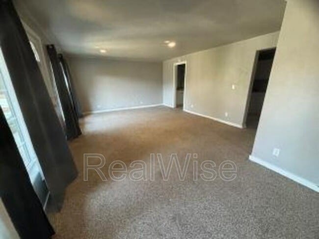 Photo - 1639 SE Main St