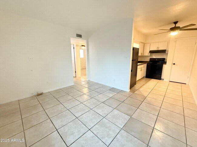 Photo - 3125 N 66th St Unidad 2