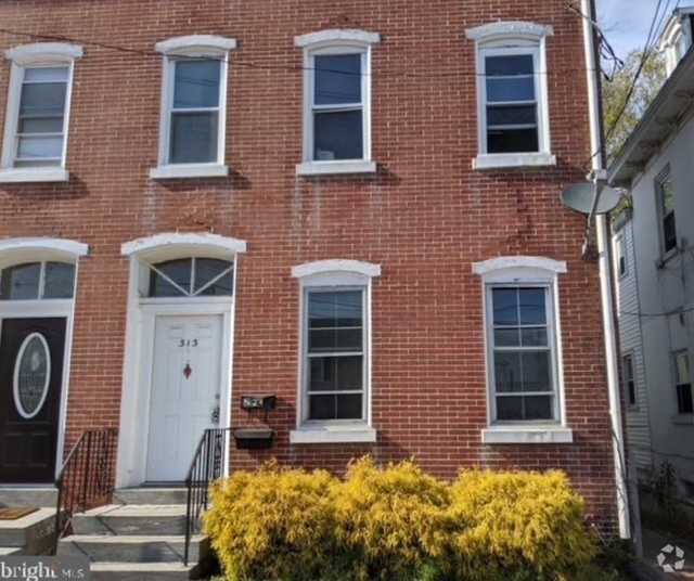 Building Photo - 313 E Broad St Unit 1 Rental