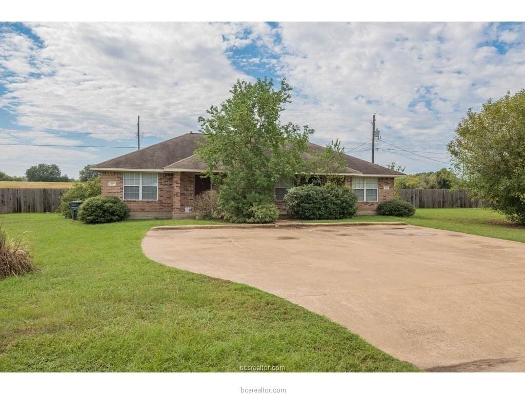 Duplex located in the quite area of Bryan - Duplex located in the quite area of Bryan