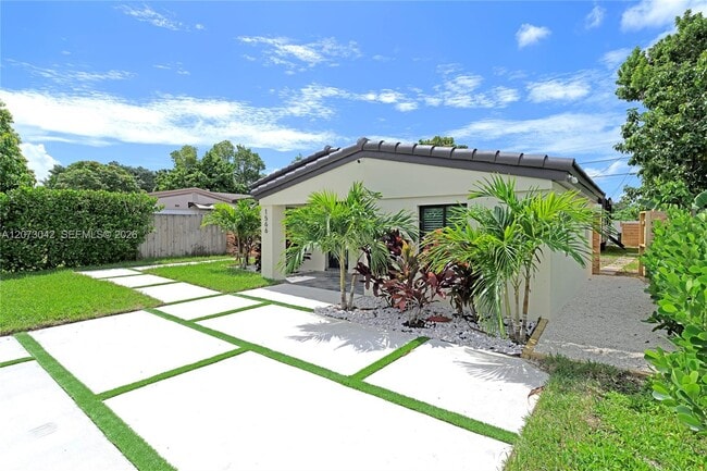 Photo - 1566 NE 174th St