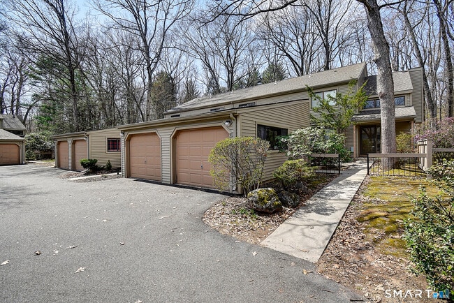 Building Photo - 32 Farmington Chase Crescent Unit 32