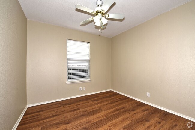 Building Photo - GREAT LOCATION: 1604 & SHAENFIELD | 3 BEDS... Rental