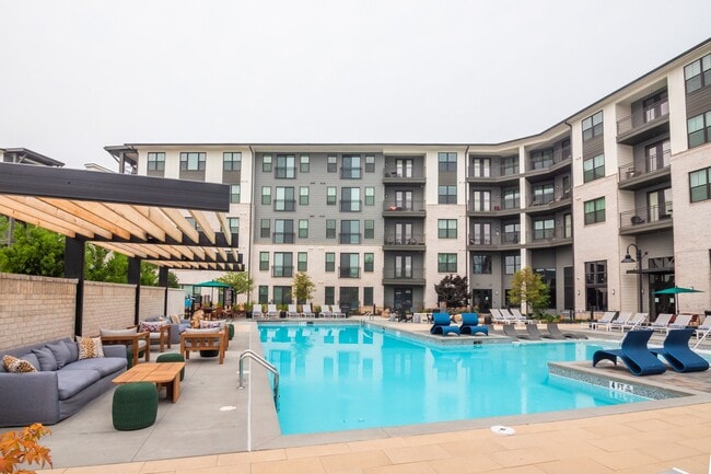 Piscina de agua salada estilo centro vacacional con cantos de bronceado - Bexley Duluth