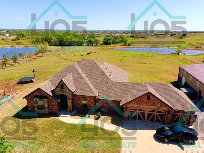 Photo - 3 Bedroom/3 Bathroom with bonus space in OKC