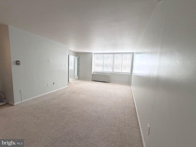 Building Photo - 4390 Lorcom Ln Unit 404
